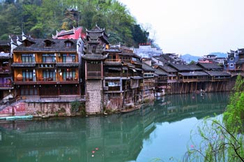  張家界國家森林公園、黃龍洞、鳳凰古城九景三晚四日游